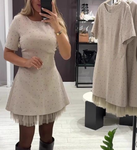 Mery - Vestido corto con detalle de tul y aplicaciones brillantes