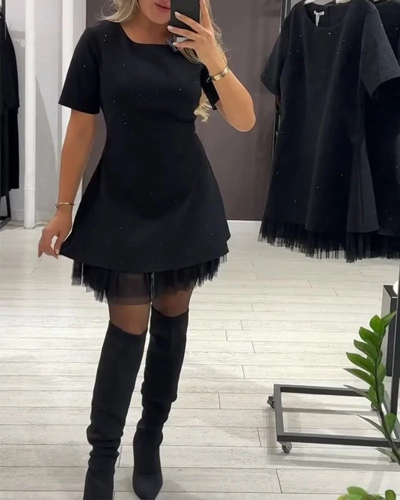 Mery - Vestido corto con detalle de tul y aplicaciones brillantes